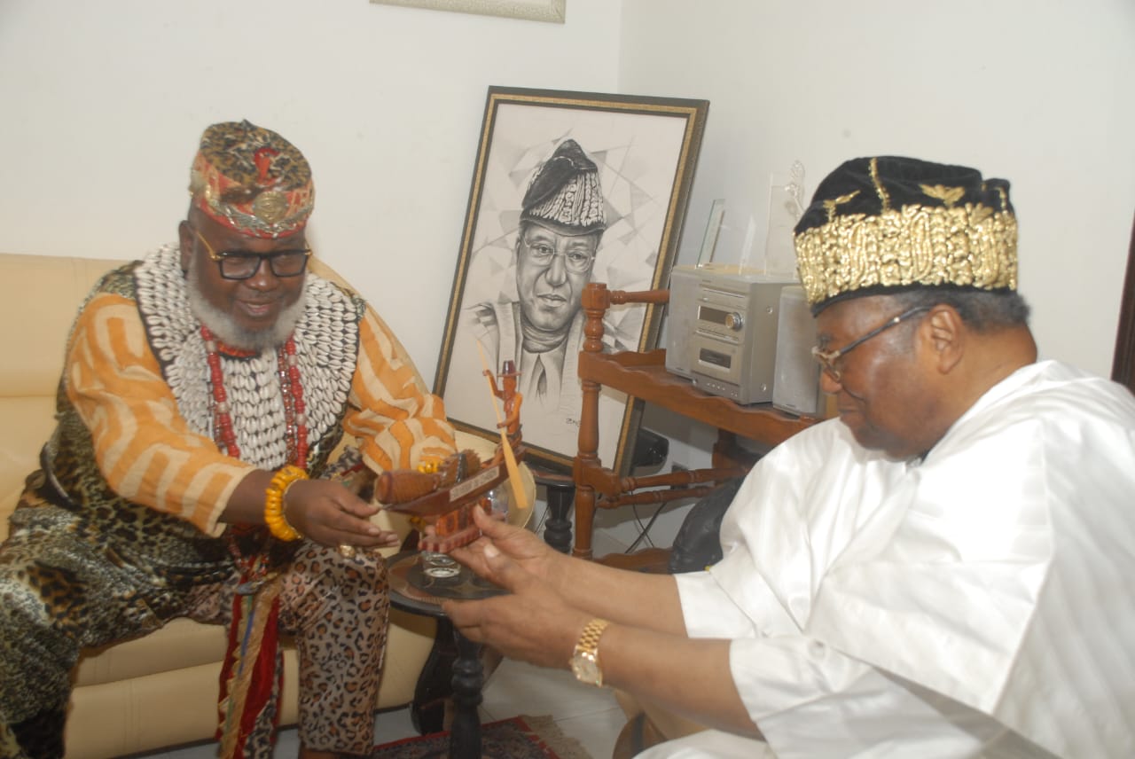Bénin: Trophée Décerné À Soglo Par Des Majestés D’Afrique